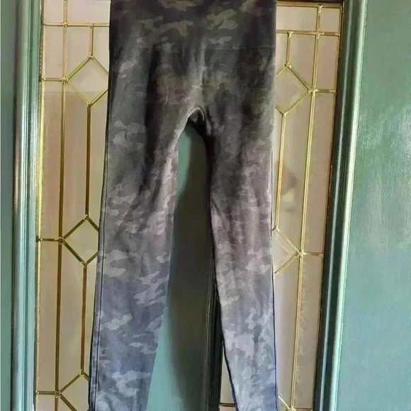 Spanx Look at Me Now Seamless Camo Print High Rise Leggings Gray Small - Picture 4 of 4